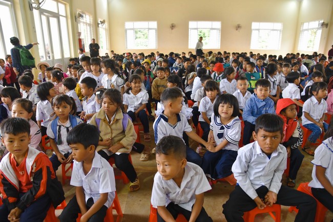 Ban Từ thiện: Tặng quà Trung Thu cho các em học sinh ở Đắk Som, Đăk Nông